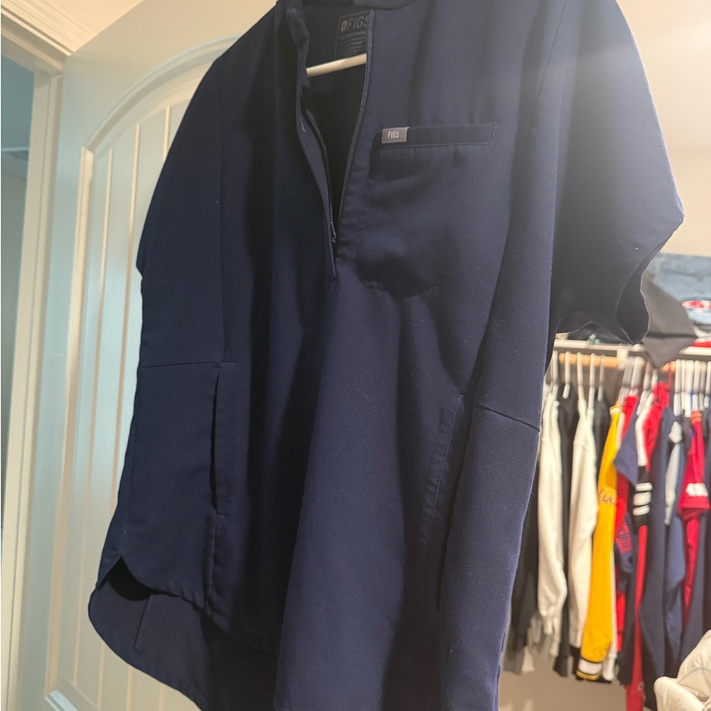 Figs Women’s Navy Blue Short Sleeve scrub top with zipper VGUC
